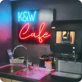 Die Kaffeeecke der Keller & Wehbrink Möbelteile GmbH. Hier können Mitarbeiter eine Auszeit machen.