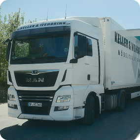 LKW der Firma Keller & Wehbrink Möbelteile GmbH bei gutem Wetter.