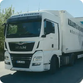 LKW der Firma Keller & Wehbrink Möbelteile GmbH bei gutem Wetter.